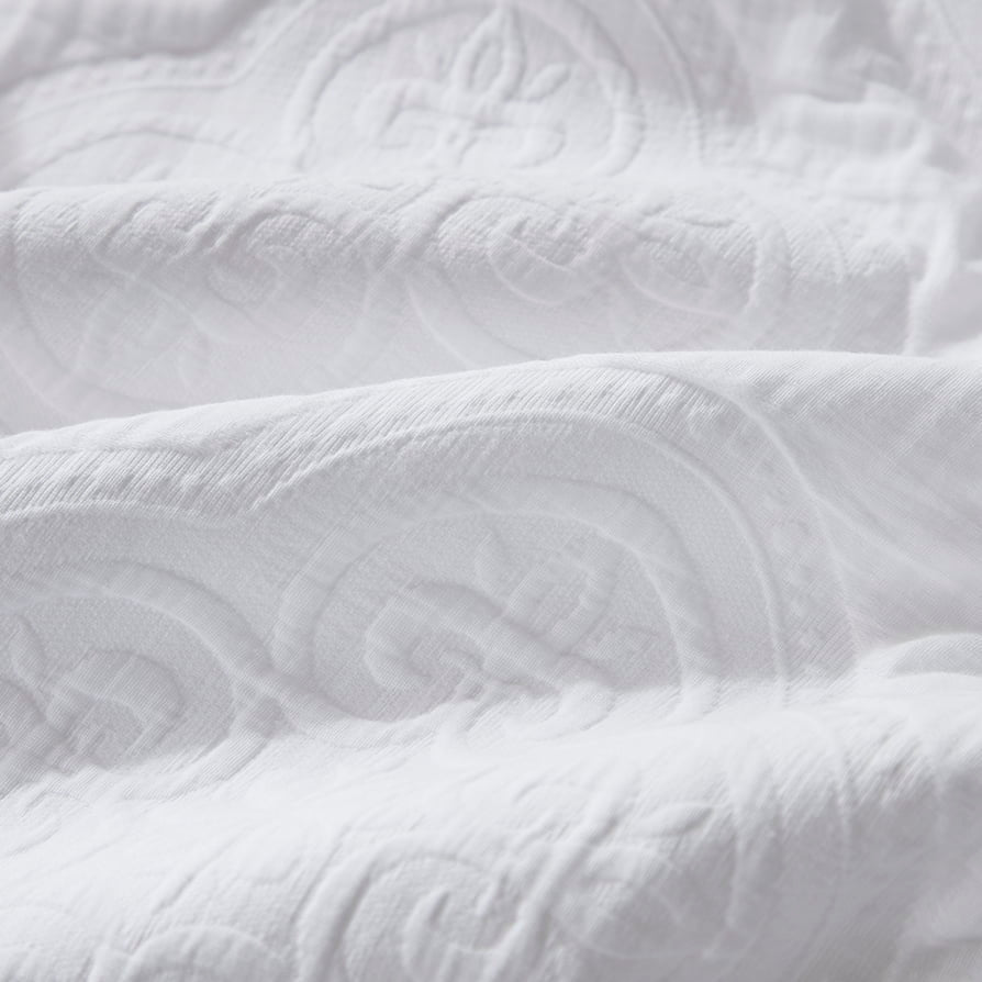 Cannes Matelassé 300 Thread Count Circle Tablecloth - White - DUSK