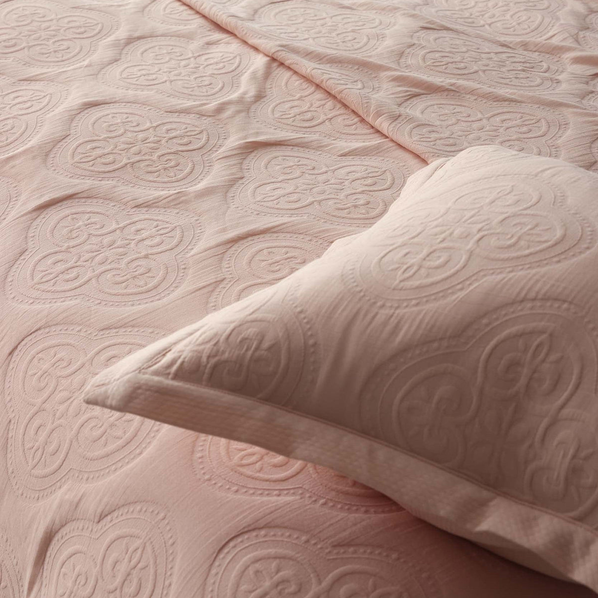 Cannes Matelassé Bedspread - Ballet Slipper - DUSK