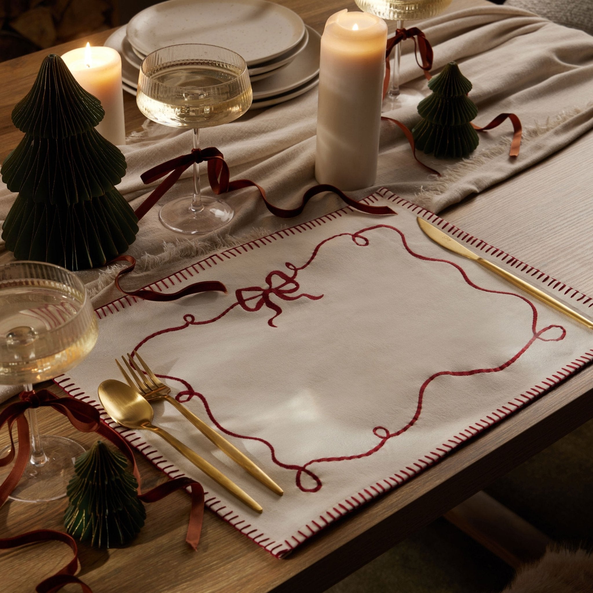 Christmas Embroidered Bow Set of 4 Placemats 100% Cotton - Off White/ Red - DUSK