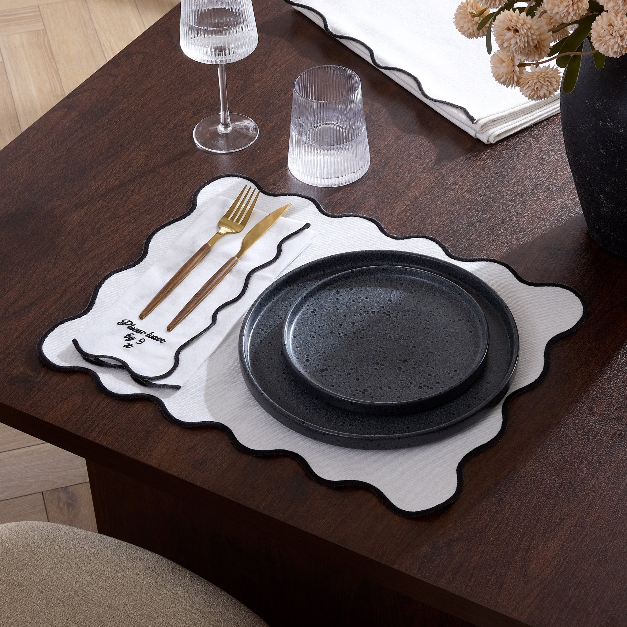 Scallop Edge Set of 4 Placemats - Off White/Black - DUSK