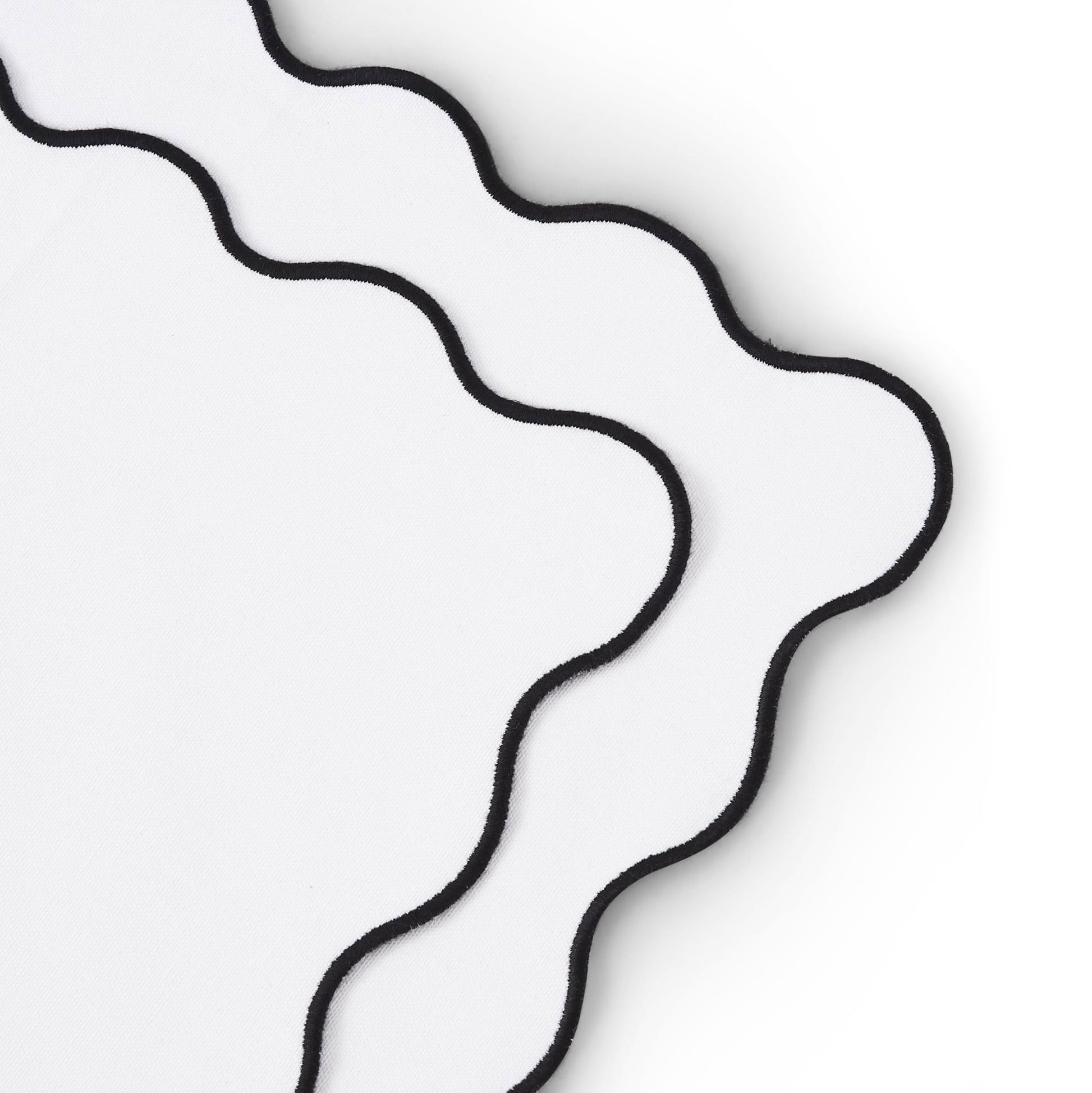 Scallop Edge Set of 4 Placemats - Off White/Black - DUSK