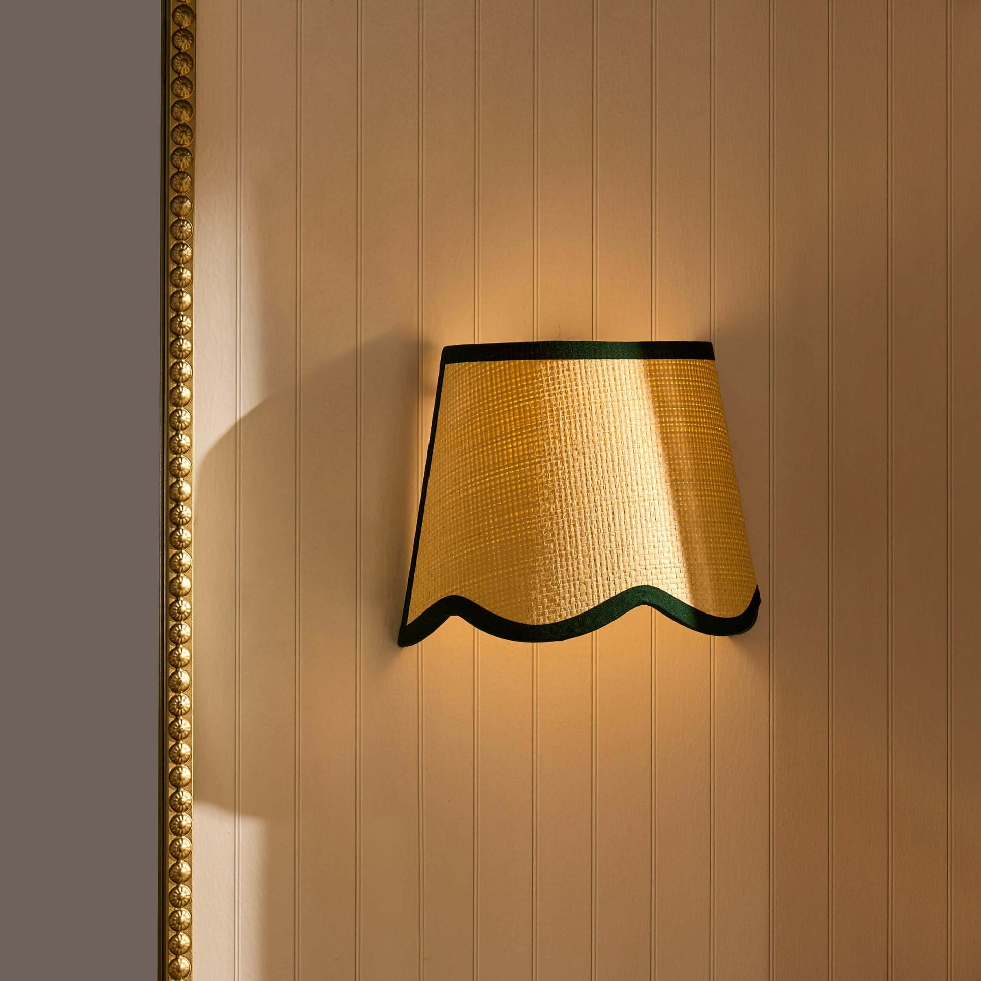 Vivienne Rechargeable Contrast Edge Scallop Wall light - White - DUSK