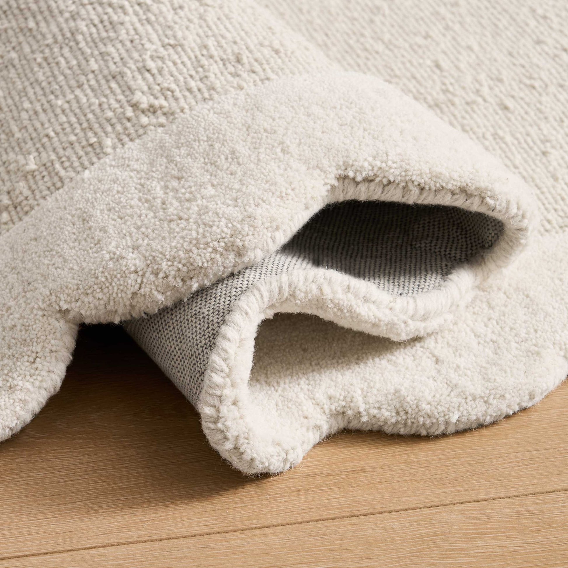 Wool Scallop Edge Rug - Off White - DUSK