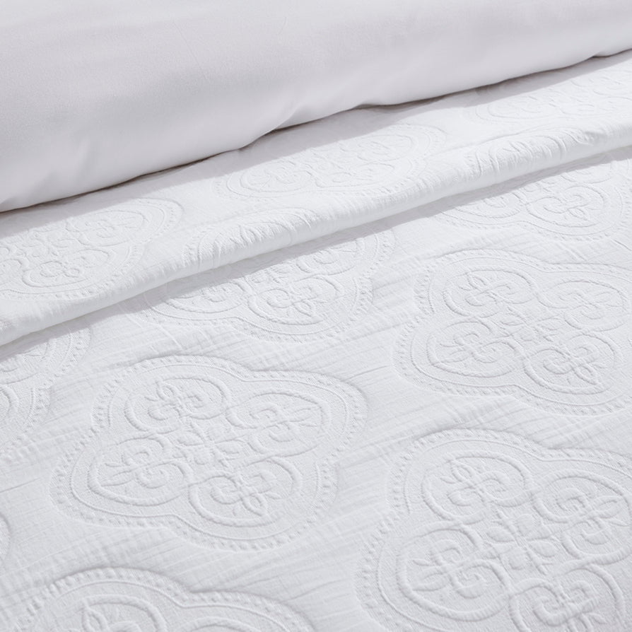 Cannes Matelassé Bedspread - White - DUSK