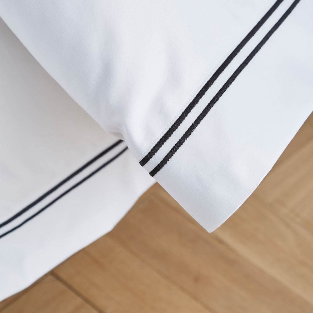Pair of Kensington Classic Pillowcases - 800 TC - Egyptian Cotton - White/Black - DUSK
