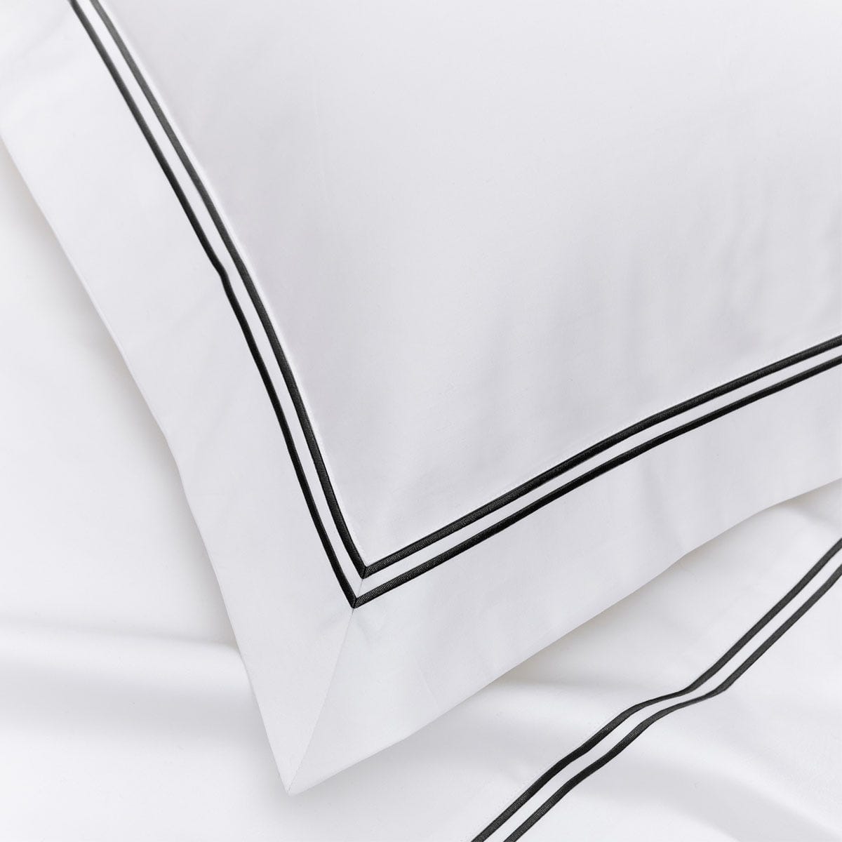 Pair of Kensington Oxford Pillowcases - 800 TC - Egyptian Cotton - White/Black - DUSK