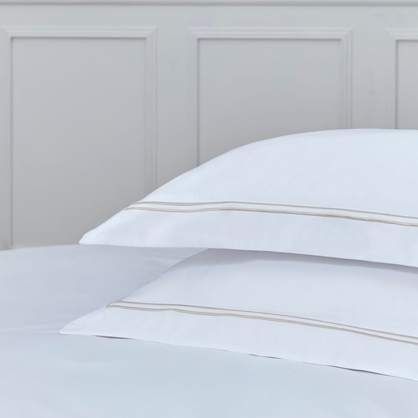 Pair of Kensington Oxford Pillowcases - 800 TC - Egyptian Cotton - White/Gold - DUSK